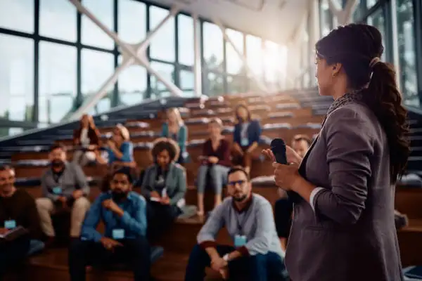 Potencializando sua Equipe: A Importância da Palestra de Motivação e Liderança